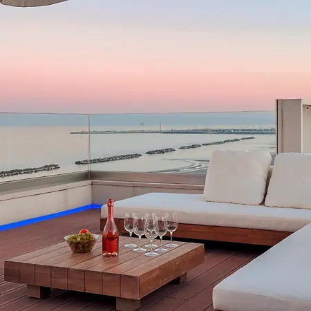 Luxury Penthouse - Private Parking And By Host Hero Apartament