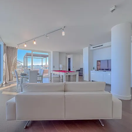 Luxury Penthouse With Terrace Near The By Host Hero Апартаменты *